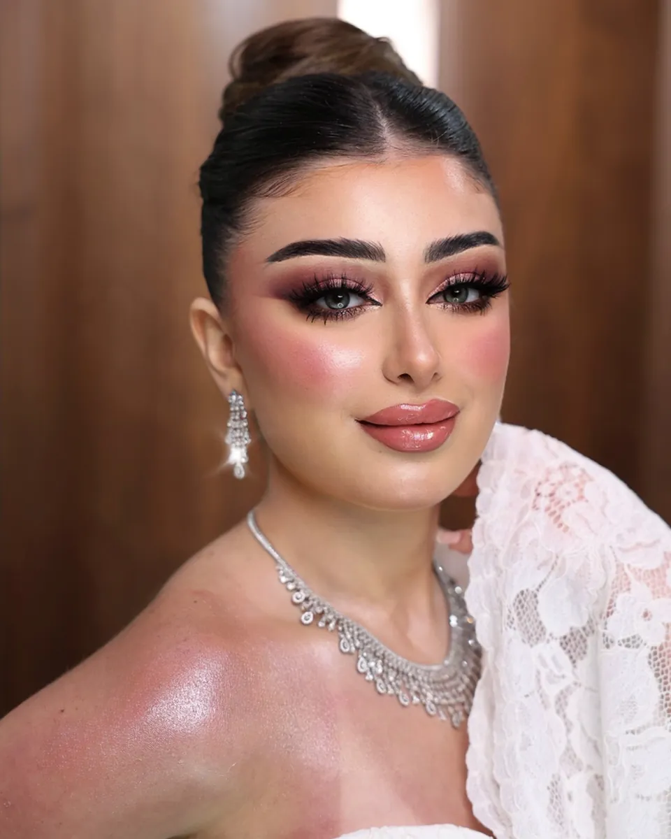 عروس بتسريحة مرفوعة
