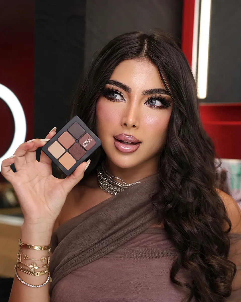 سموكي بني دافئ